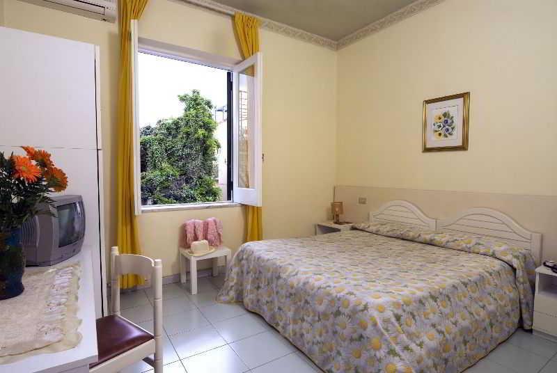 Villa Diana - Beach & Rooms Иския Екстериор снимка
